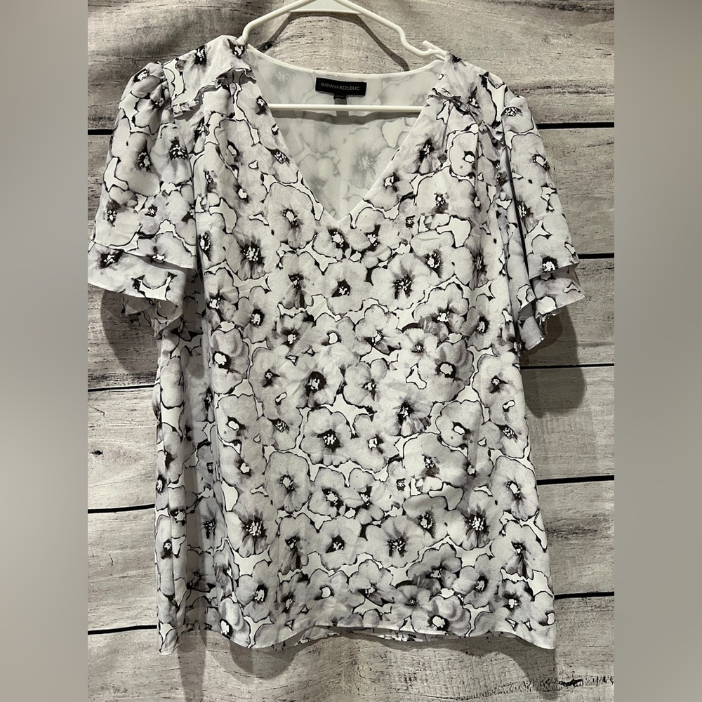 Banana Republic Black and White Floral V-Neck Blouse Lined Puff Short Sleeves